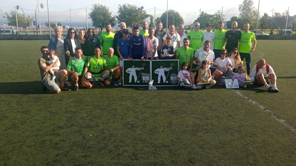 Jugadores y acompañantes del Casa Adriano, campeón en la pasada temporada del Keniata.