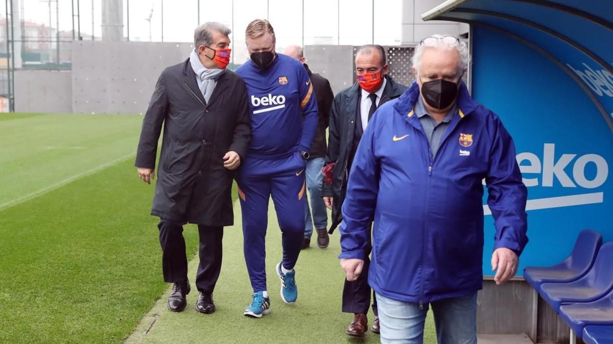 El president del FC Barcelona, Joan Laporta, amb l&#039;entrenador Ronald Koeman