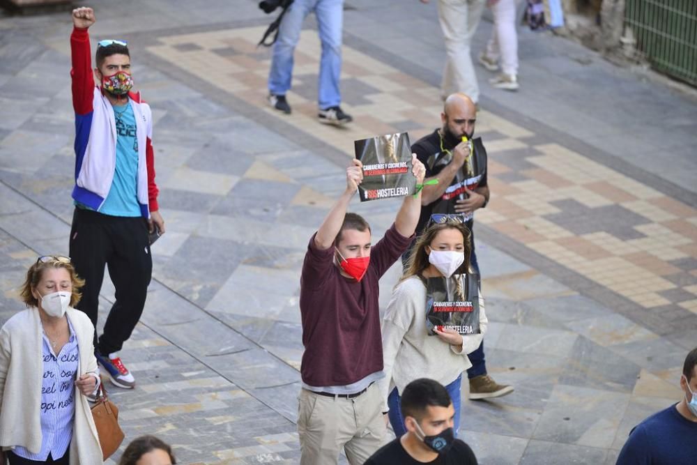 Los hosteleros protestan en las calles de Cartagena sin el apoyo de su patronal