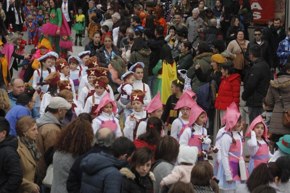 Un concurrido desfile de disfraces infantil inaugura las jornadas de comparsas en Marín