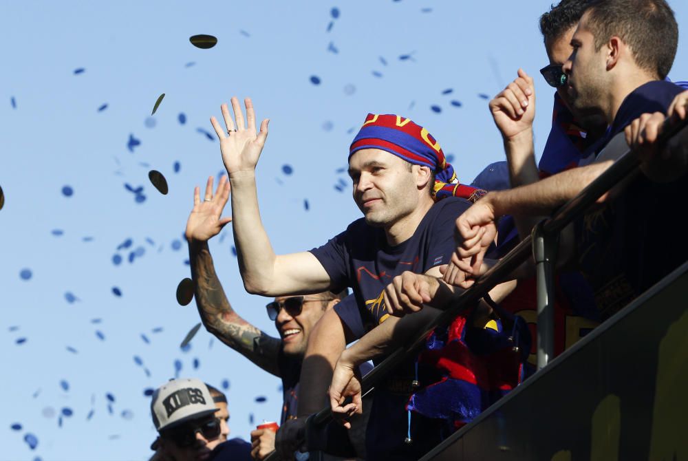 El Barça celebra la Lliga amb una rua pels carrers de Barcelona