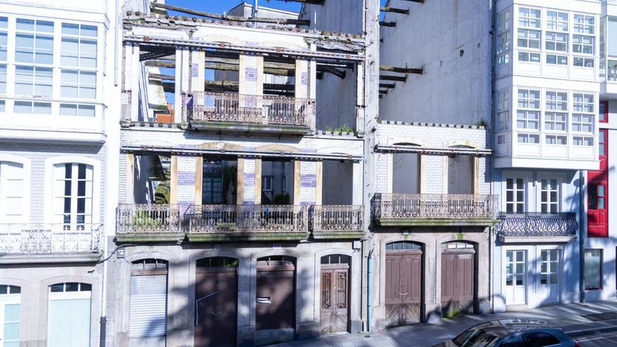 Solar que se subasta en la calle Santa Lucía, con la fachada en ruinas. | | GERMÁN BARREIROS/ROLLER AGENCIA