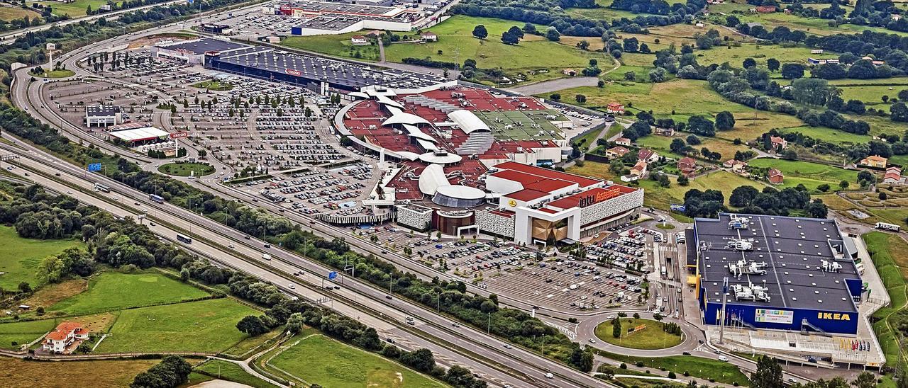 Vista aérea de la gran área comercial de Paredes, en Siero. | LNE