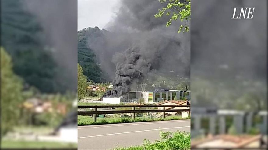 Incendio en la fábrica de Rioglass de Pola de Lena