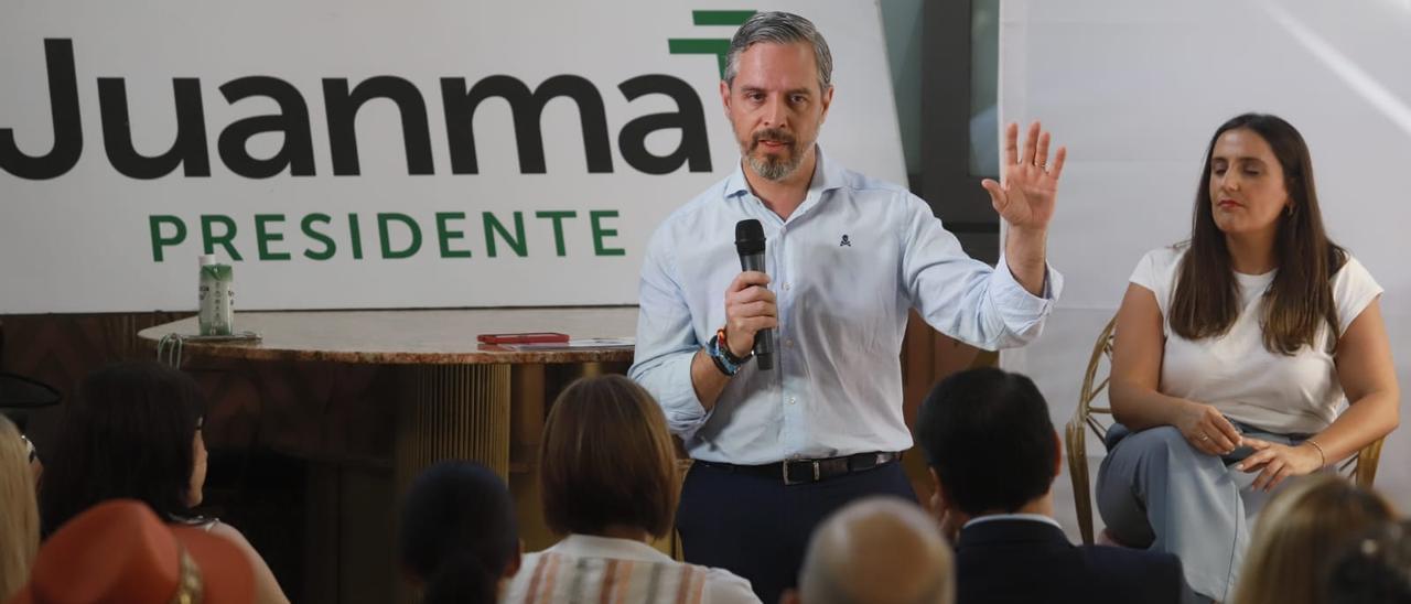 Juan Bravo, junto a Beatriz Jurado, durante el encuentro con mujeres empresarias esta mañana en Córdoba.