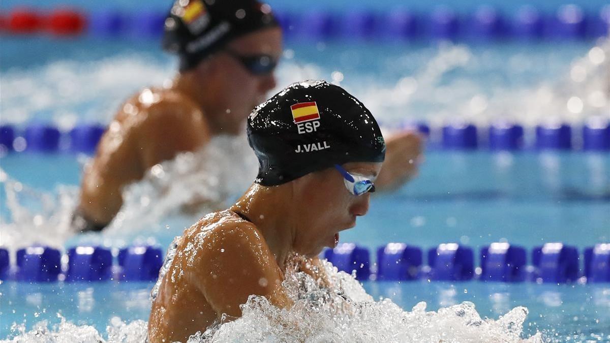 Jessica Vall, en primer término, y Marina García, en la final de los 200 braza.