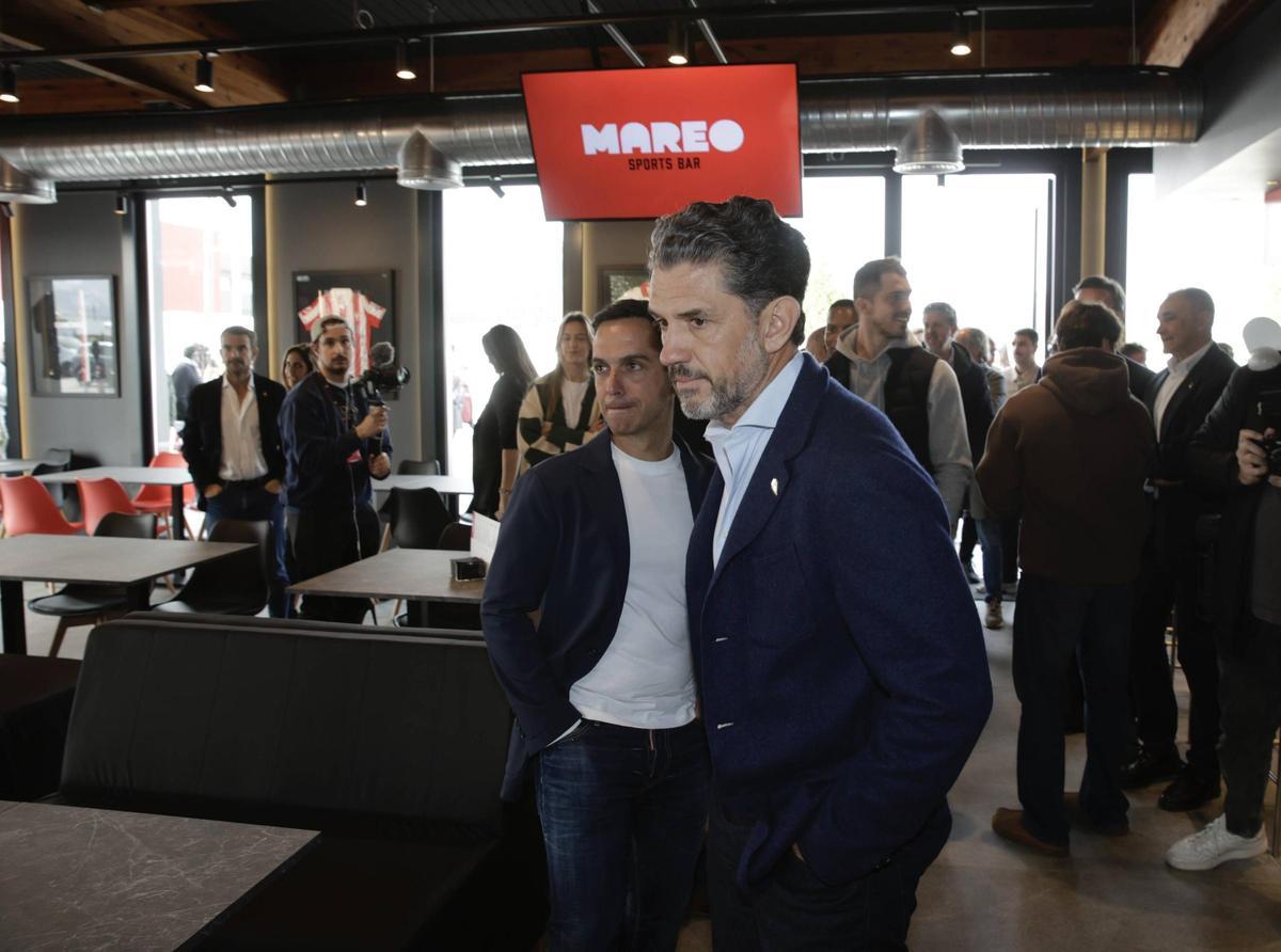 Por la izquierda, Borja Jiménez y Alejandro Irarragorri, en la apertura del establecimiento hostelero de Mareo.
