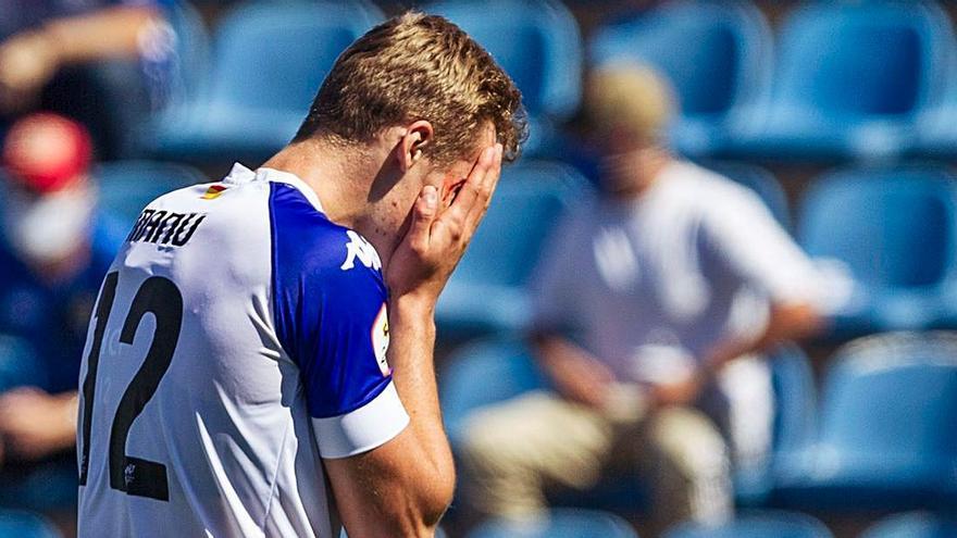 Manu Garrido se lamenta durante el partido ante el Atlético Levante el pasado domingo.