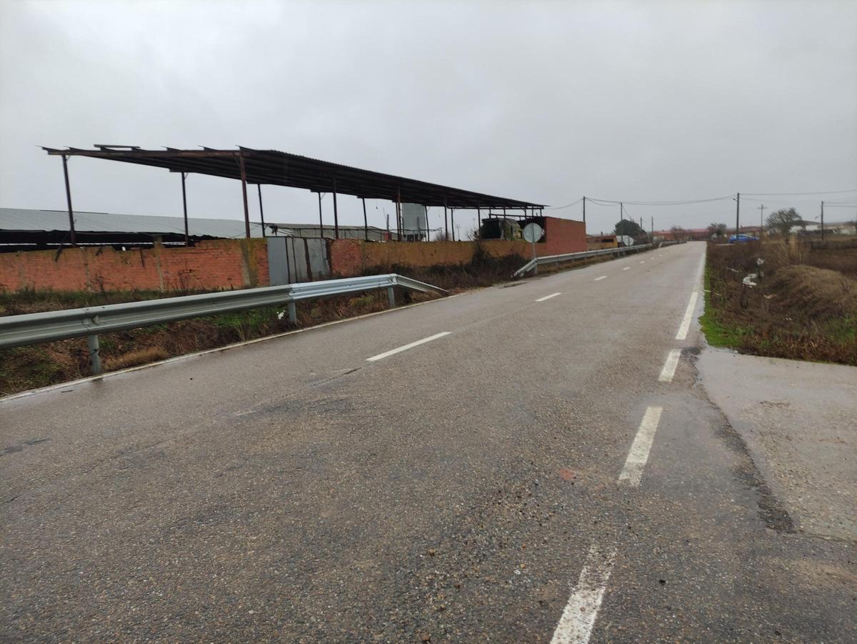 Carretera provincial en Santa Colomba de las Monjas.