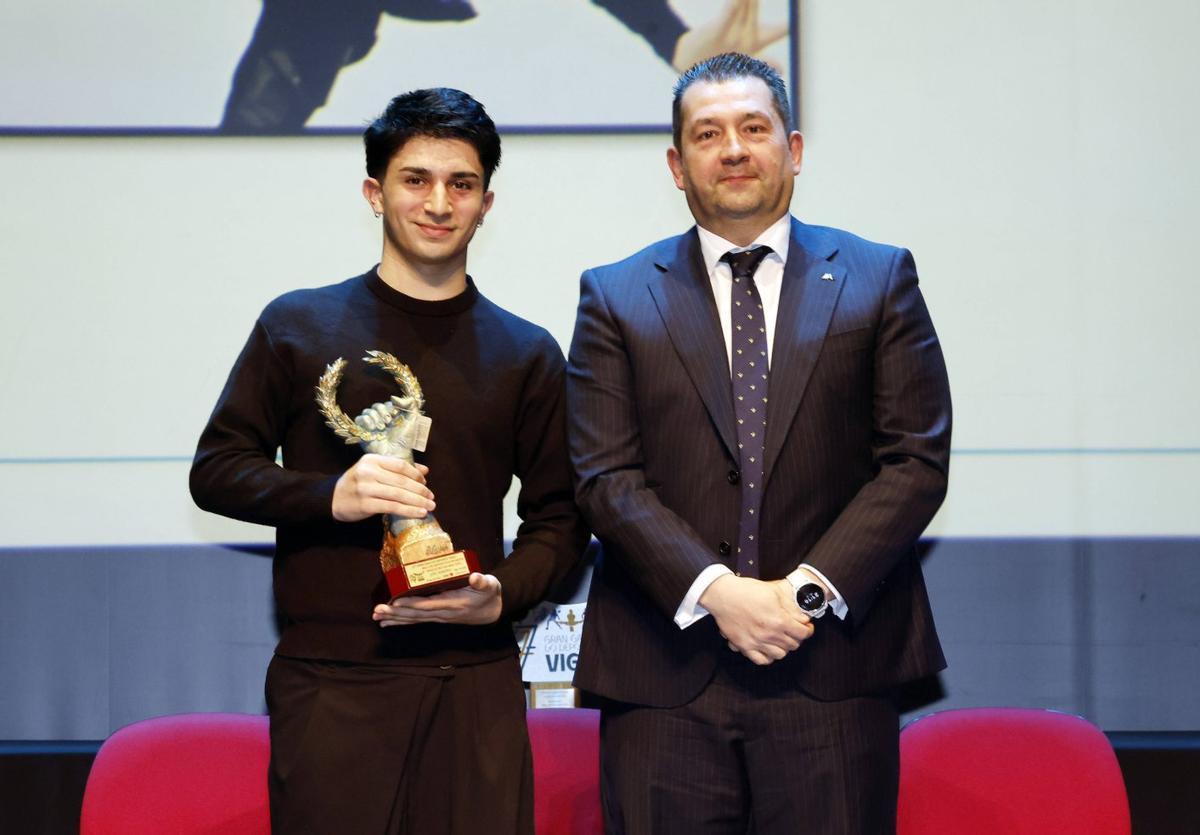 Manuel Alonso, director
de zona de Abanca,
con el patinador
Joel Ribeiro. |