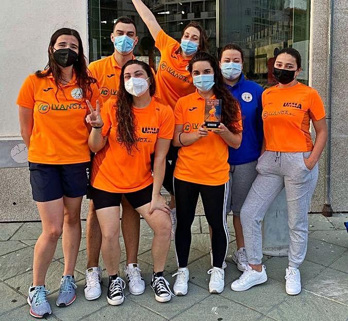 Equipo femenino del Club Acuático Umia que participó en el Gallego disputado el pasado fin de semana en Ourense. | // CLUB ACUÁTICO UMIA