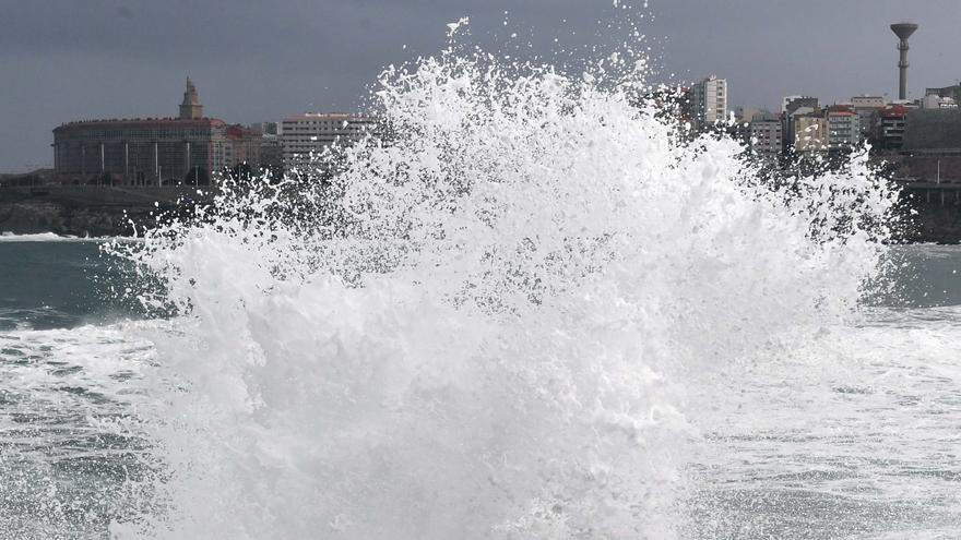 La borrasca &#039;Barra&#039; deja lluvias copiosas, viento y olas a su paso por A Coruña