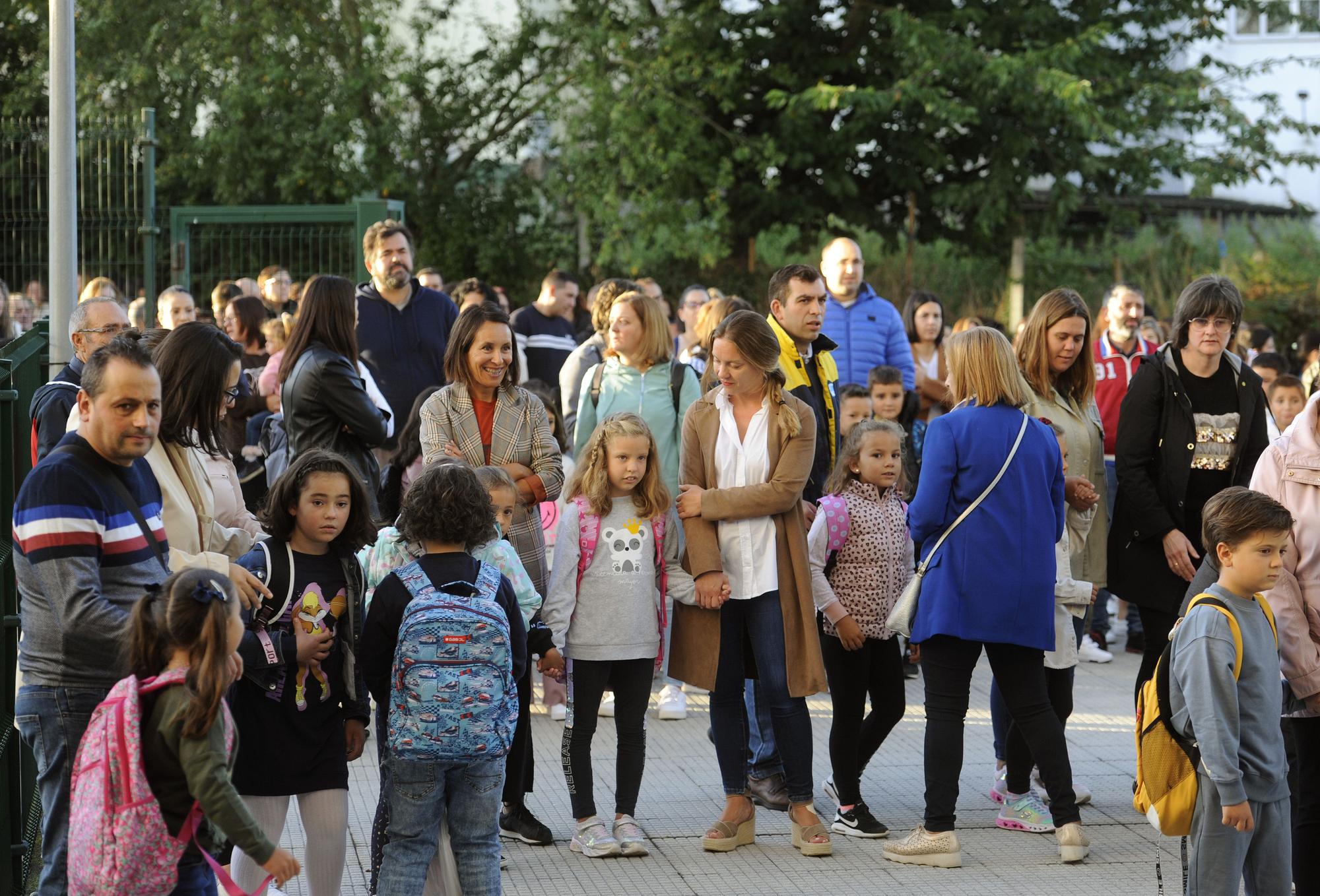 Progenitores, con sus niños, en una de las entradas del CEIP Xesús Golmar.