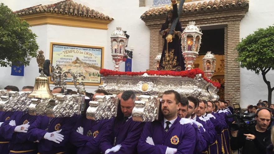 El Nazareno de Marbella a su salida de la iglesia de la Encarnación.