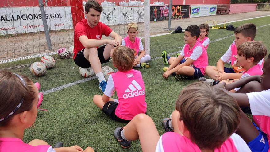 Els joves futbolistes són els protagonistes del seu propi aprenentatge al Campus Xavi | CAMPUS XAVI MANRESA 2021