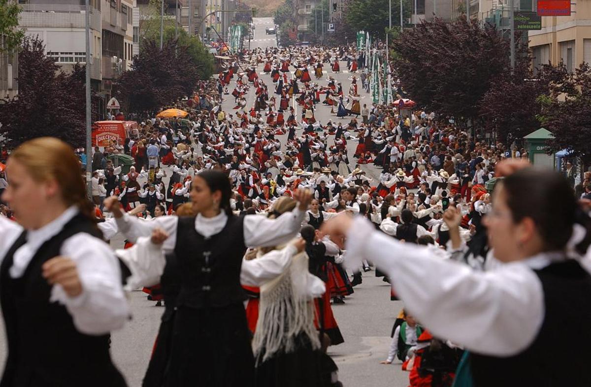 Celebración del Día de la Muiñeira, en la calle Venezuela (Vigo), en 2003