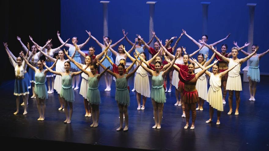 La escuela de danza emociona con su ‘Viaxe á antiga Grecia’ | LOC