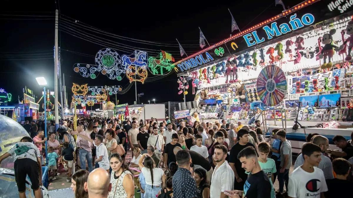 Numerosos visitantes recorren las atracciones y puestos del recinto durante una de las noches de la Feria de Mérida.