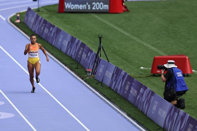 La atleta española Jael Bestue (d) compite en la cuarta serie de los 200m femeninos en los Juegos Olímpicos de París 2024 en el Estadio de Francia, este domingo, en la capital gala. 
