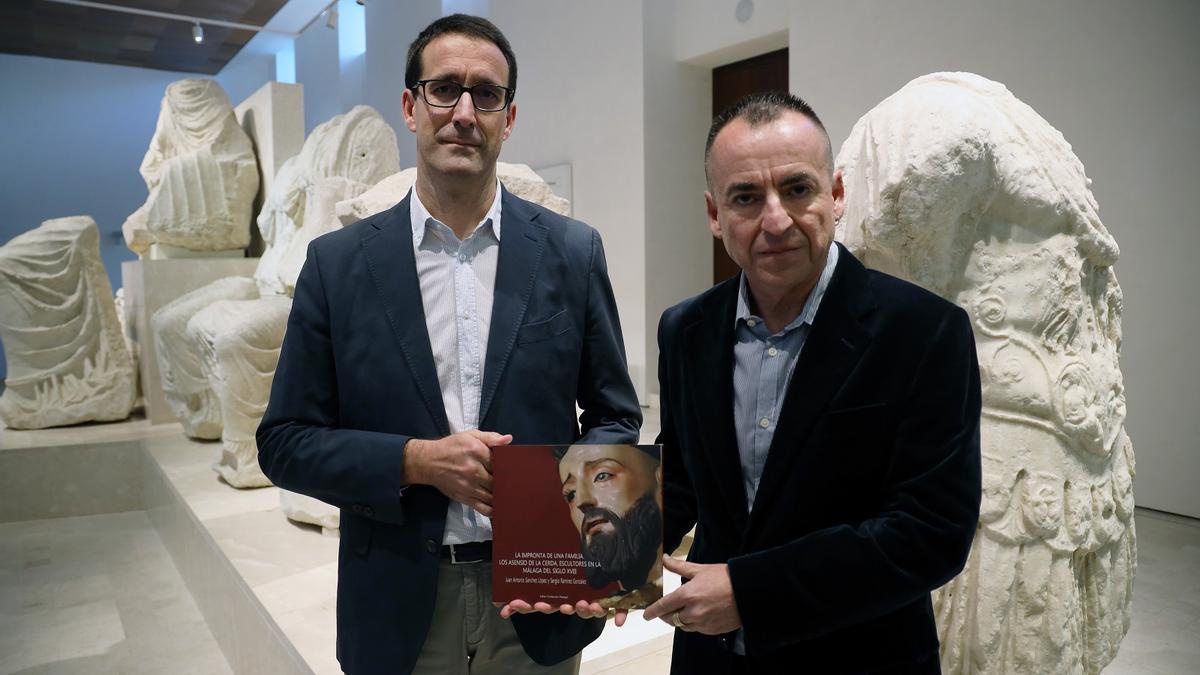 Sergio Ramírez (izq.) y Juan Antonio Sánchez, con su monografía sobre la saga de escultores los Asensio de la Cerda de Málaga.