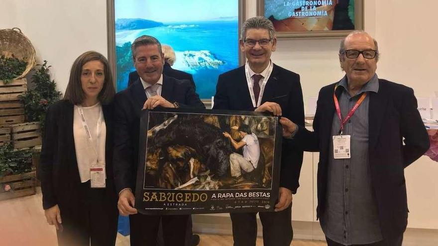 Miembros de Rapa das Bestas, ayer, con Doval y Héctor, presentando el cartel de la Rapa en Fitur.