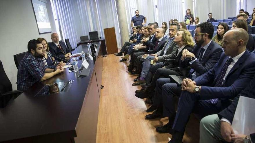 Rubén Rosón, en primer término en la mesa, junto a Eugenia Suárez, vicerrectora de Acción Transversal; y el decano, Julio Tascón, ayer, en la sala de grados de la Facultad de Economía y Empresa.