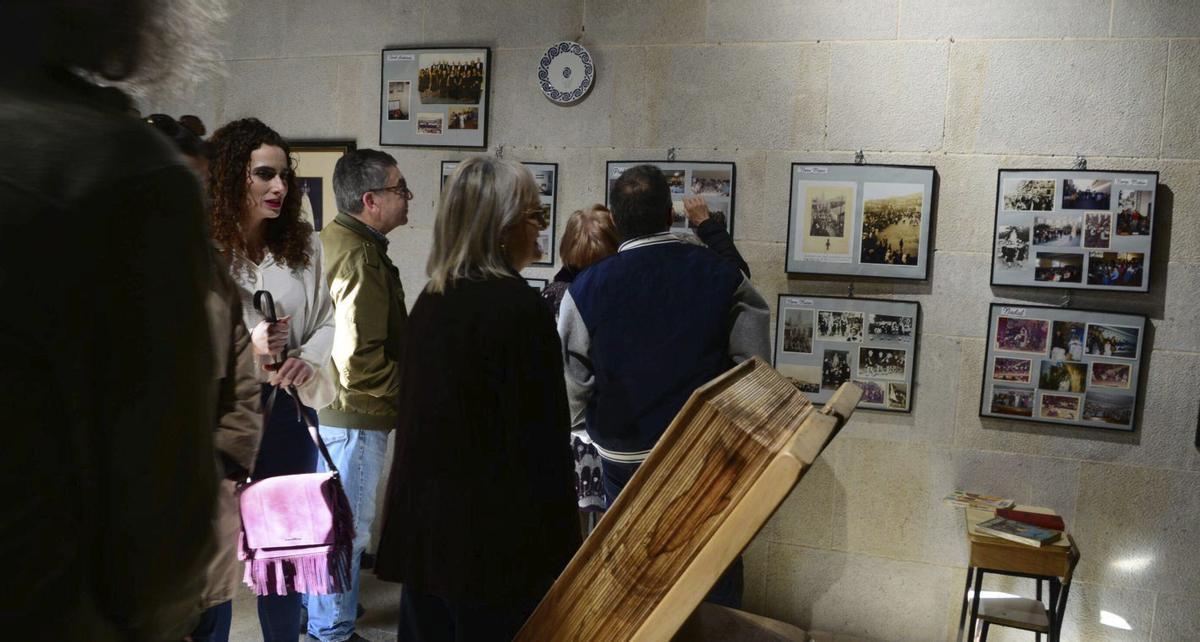 Público asitente a la exposición que abrió ayer sus puertas en A Capela do Hospital.
