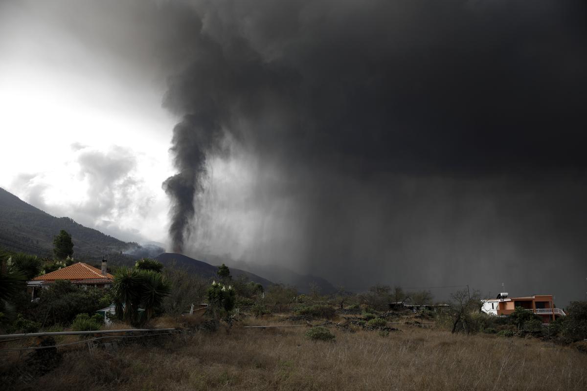 Erupción volcánica en La Palma | La lava se acerca lentamente al mar.