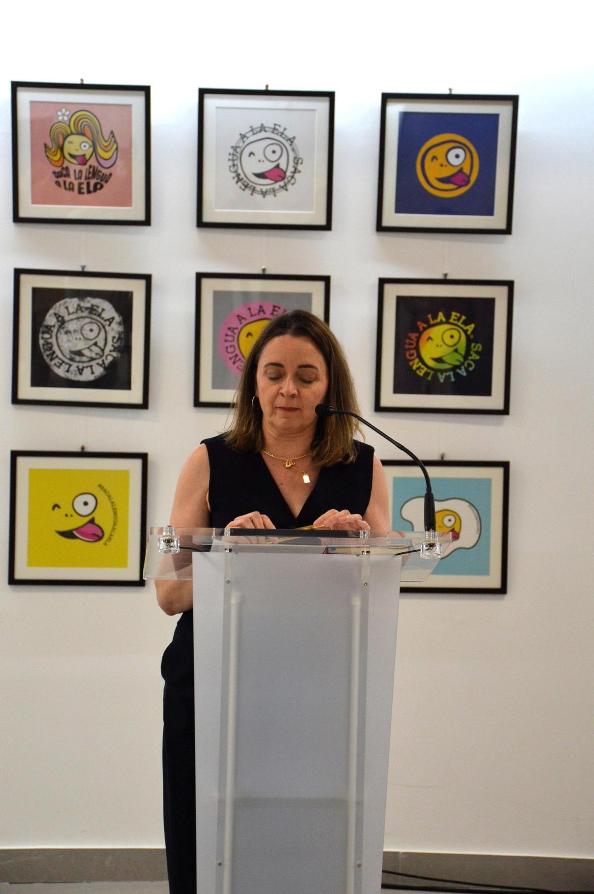 Inmaculada Ortega, comisaria de la exposición, con algunas de las obras expuestas.