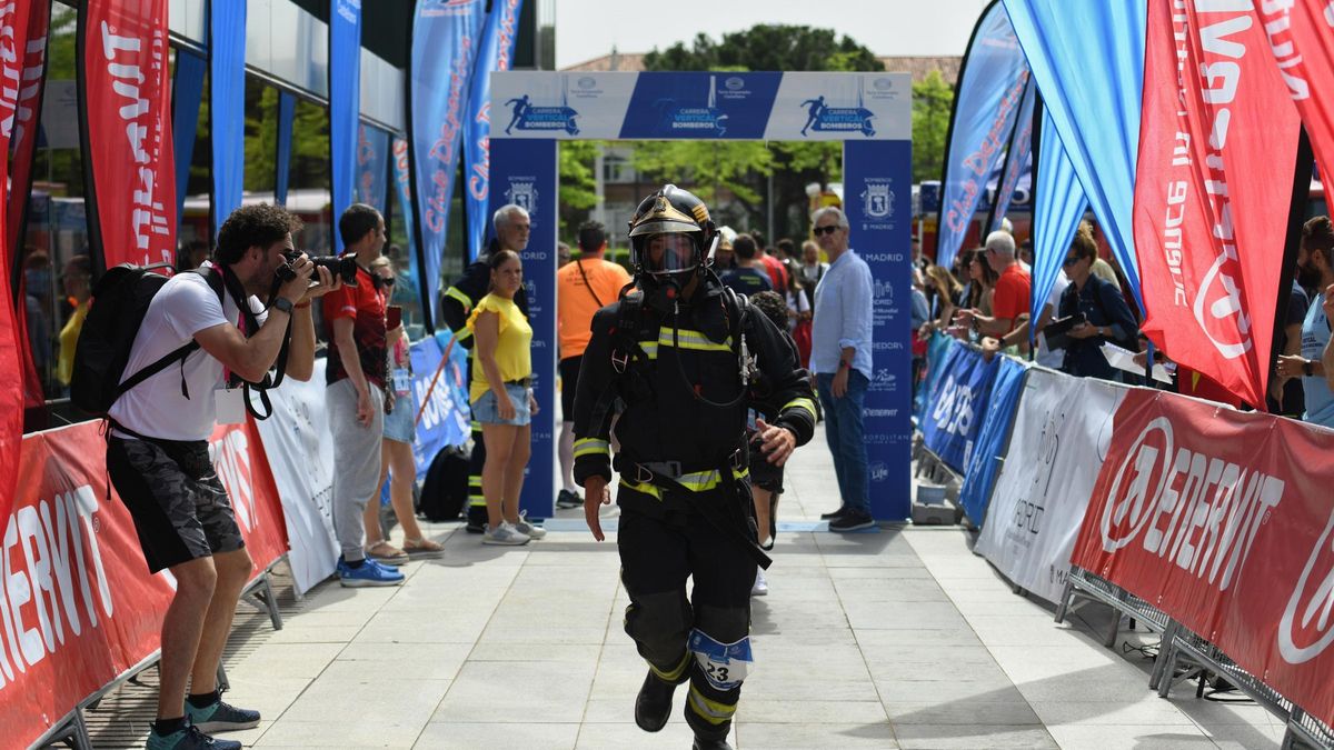 Archivo - Un bombero participa en la Carrera Vertical de Bomberos del Ayuntamiento de Madrid en la Torre Emperador Castellana, a 21 de mayo de 2022, en Madrid (España).