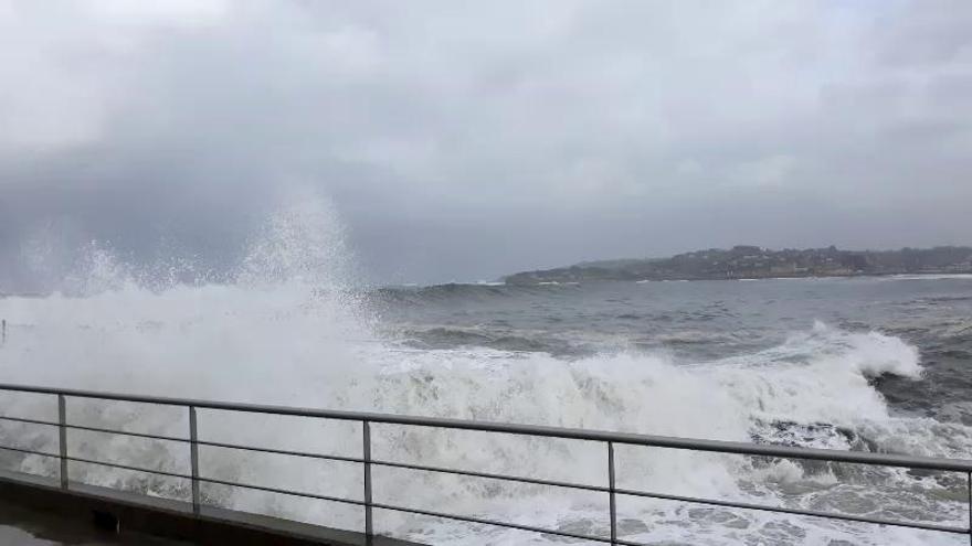 El fuerte oleaje azota Gijón