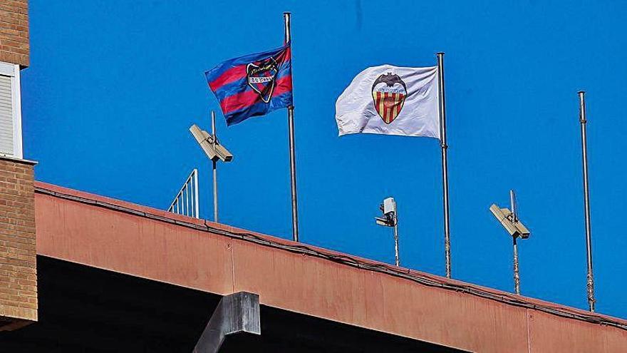 Las banderas de los dos clubes en lo alto de Mestalla, que no recibirá público por la crisis sanitaria