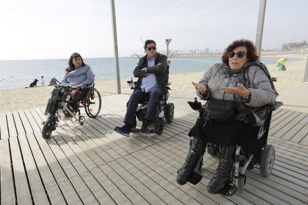 Personas con discapacidad que hacen uso del servicio de baño asistido en las playas de Barcelona