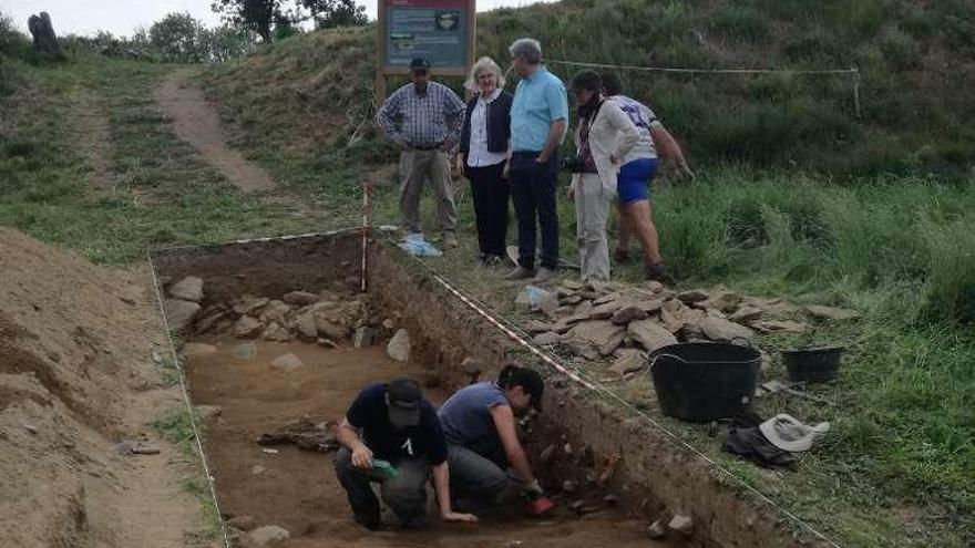 Blanco y Suanzes contemplan la excavación de una cata.