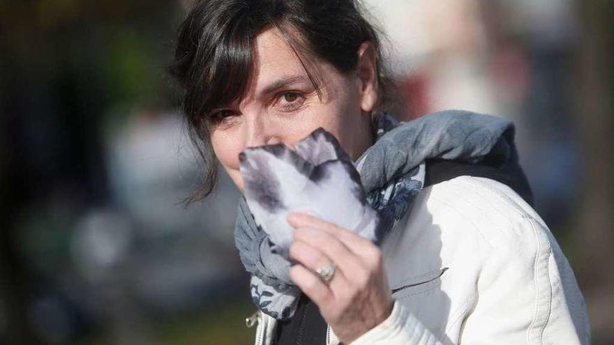 Esther Cuesta, con una mariposa de papel, ayer, en el parque del Muelle.