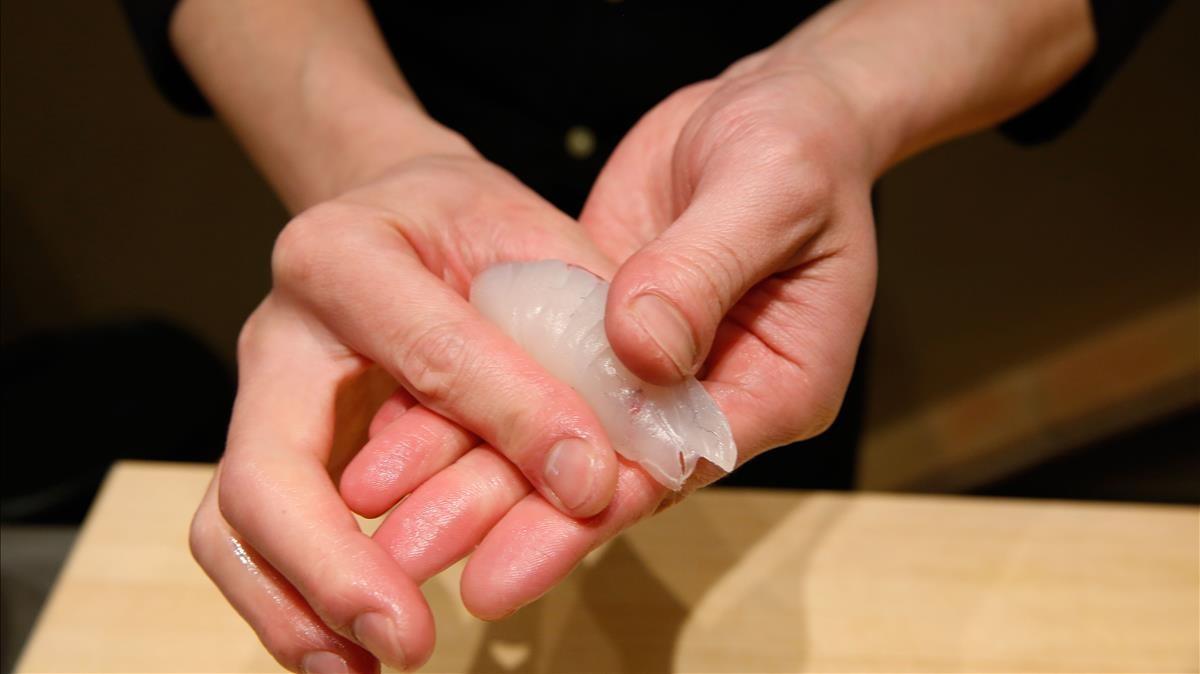 Ryuta Sato prepara un 'nigiri' en Sensato.