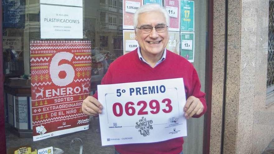 Antonio Nóvoa con el número del quinto premio que repartió en A Ponte. // Carlos Peteiro