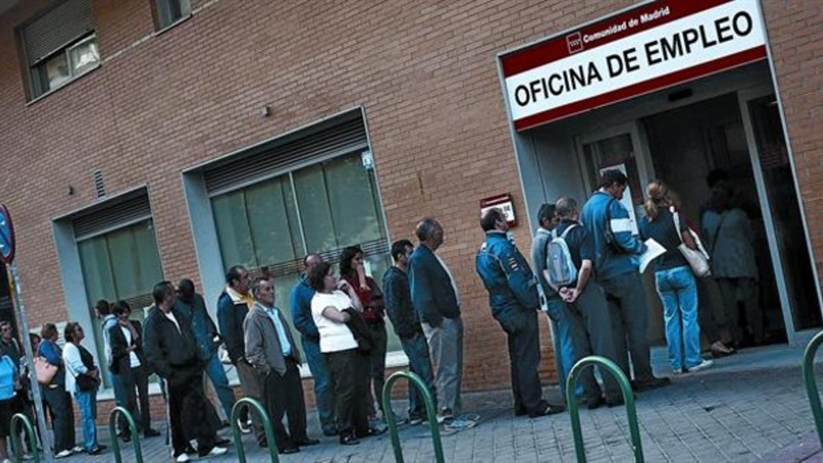 Parados haciendo cola en una oficina de empleo de Madrid.