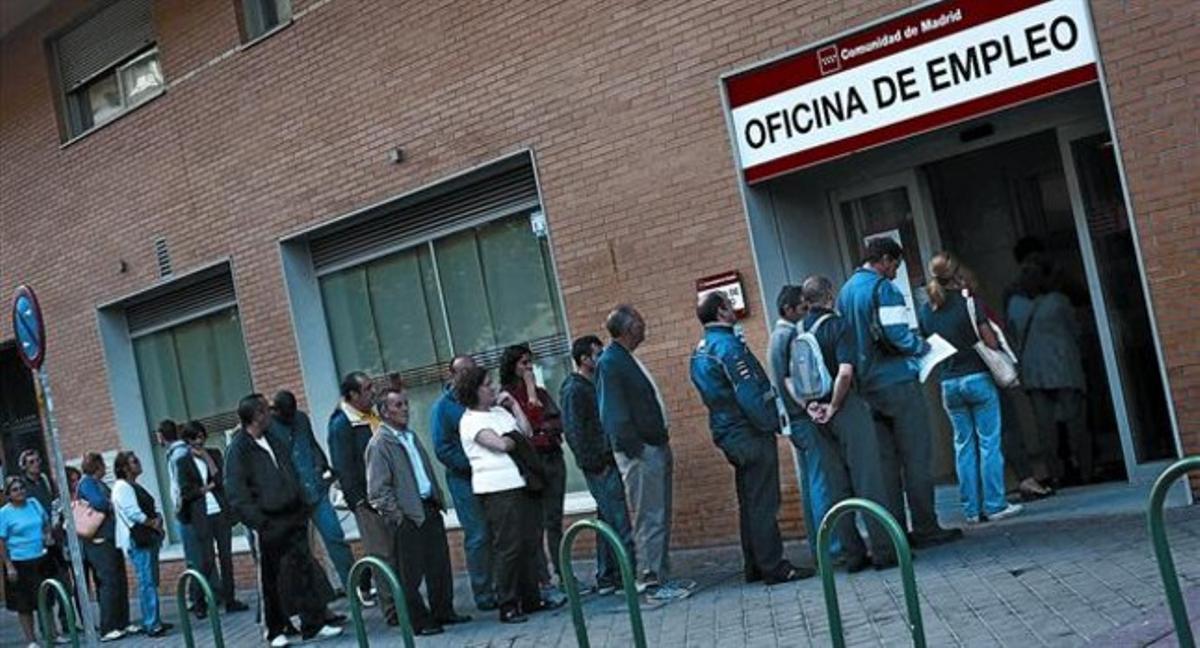 Aturats fent cua en una oficina d’ocupació de Madrid.