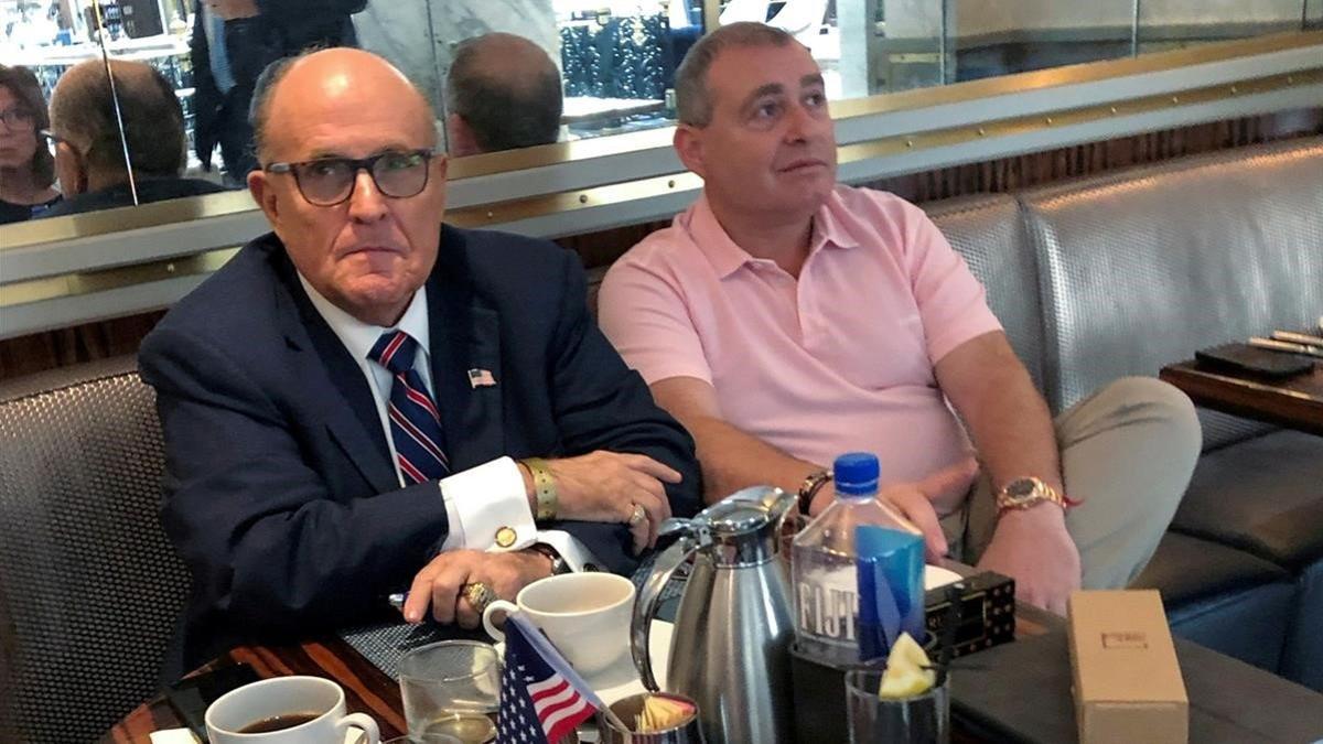 Rudy Giuliani y Lev Parnas, en septiembre del 2019 en un hotel de Washington.