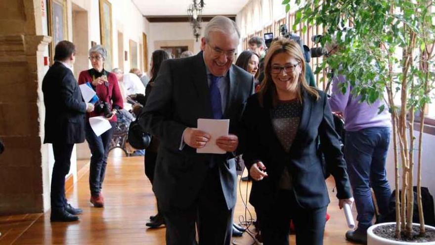 Jesús Encabo y Mayte Martín Pozo, tras atender a los periodistas en los pasillos de la Diputación.