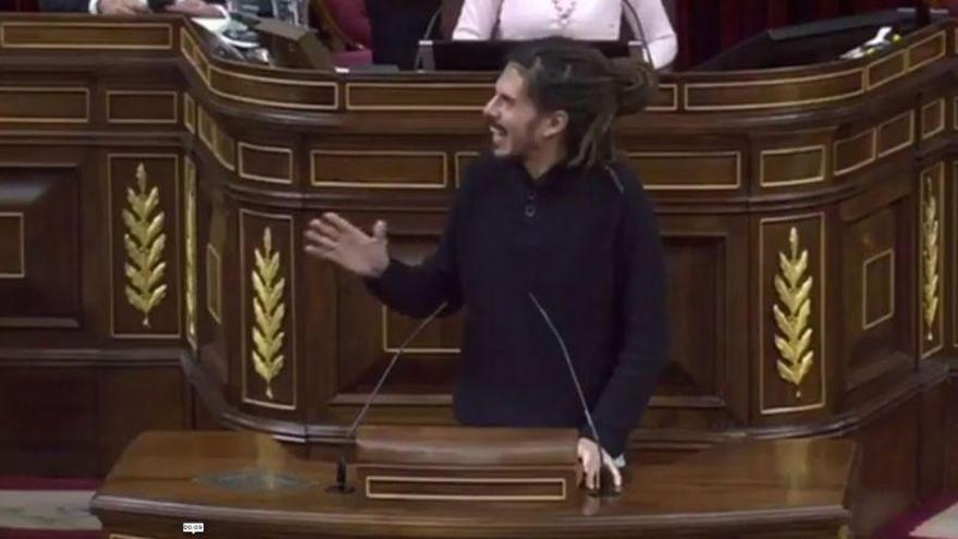 El bello gesto de un diputado de Podemos con otro del PP