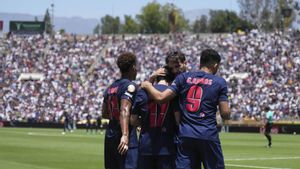Paris Saint-Germains Vitinha (17) celebrates scoring his sides second goal with teammates during the Club World Cup group B soccer match between PSG and Atletico Madrid in Pasadena, Calif., Sunday, June 15, 2025. (AP Photo/Jae Hong) Associated Press/LaPresse. EDITORIAL USE ONLY/ONLY ITALY AND SPAIN
