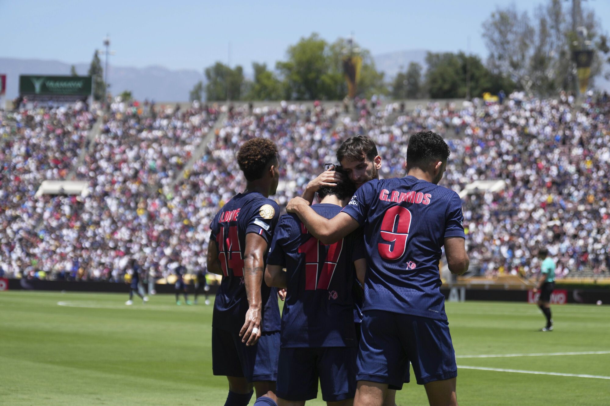 Paris Saint-Germain's Vitinha (17) celebrates scoring his side's second goal with teammates during the Club World Cup group B soccer match between PSG and Atletico Madrid in Pasadena, Calif., Sunday, June 15, 2025. (AP Photo/Jae Hong) Associated Press/LaPresse. EDITORIAL USE ONLY/ONLY ITALY AND SPAIN