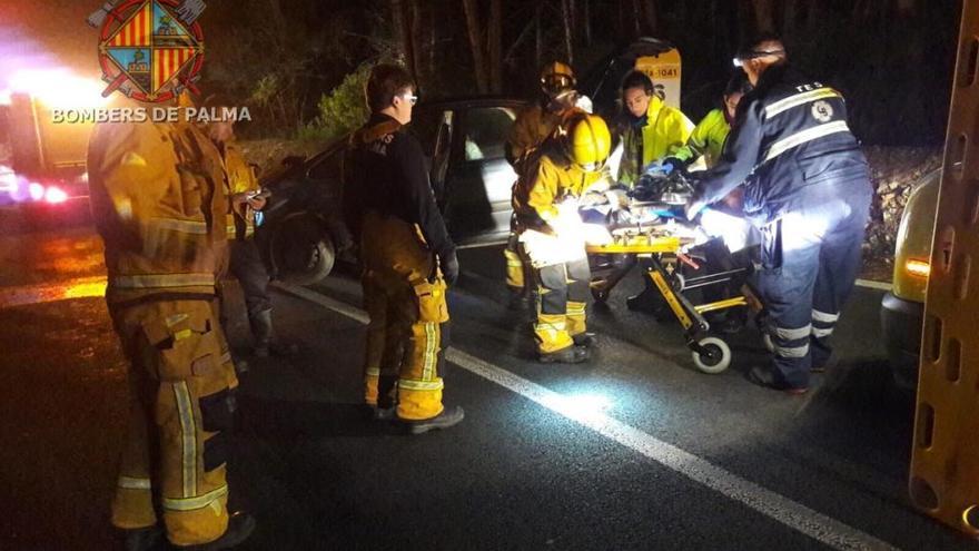 Dos heridos al colisionar un coche contra una ambulancia en la autopista de Inca