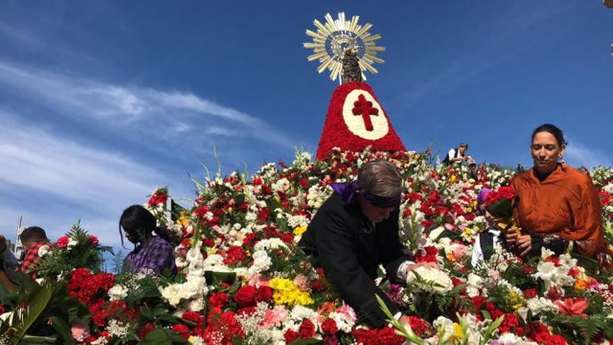 El alcalde entre el manto de la Virgen