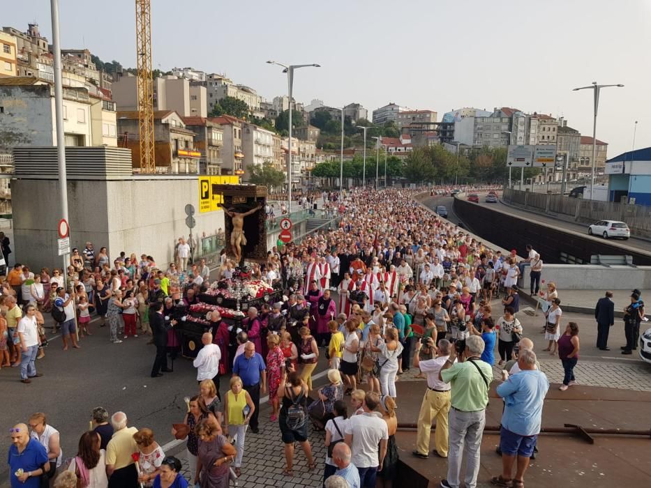 Miles de fieles acompañan a la imagen del nazareno en la tradicional procesión por el centro de la ciudad con principio y final en la Colegiata.