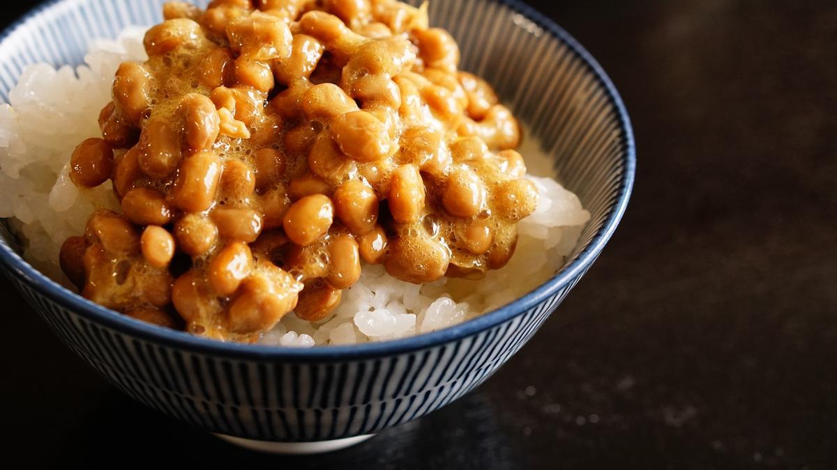 La forma más común de consumir natto es en un bol con arroz