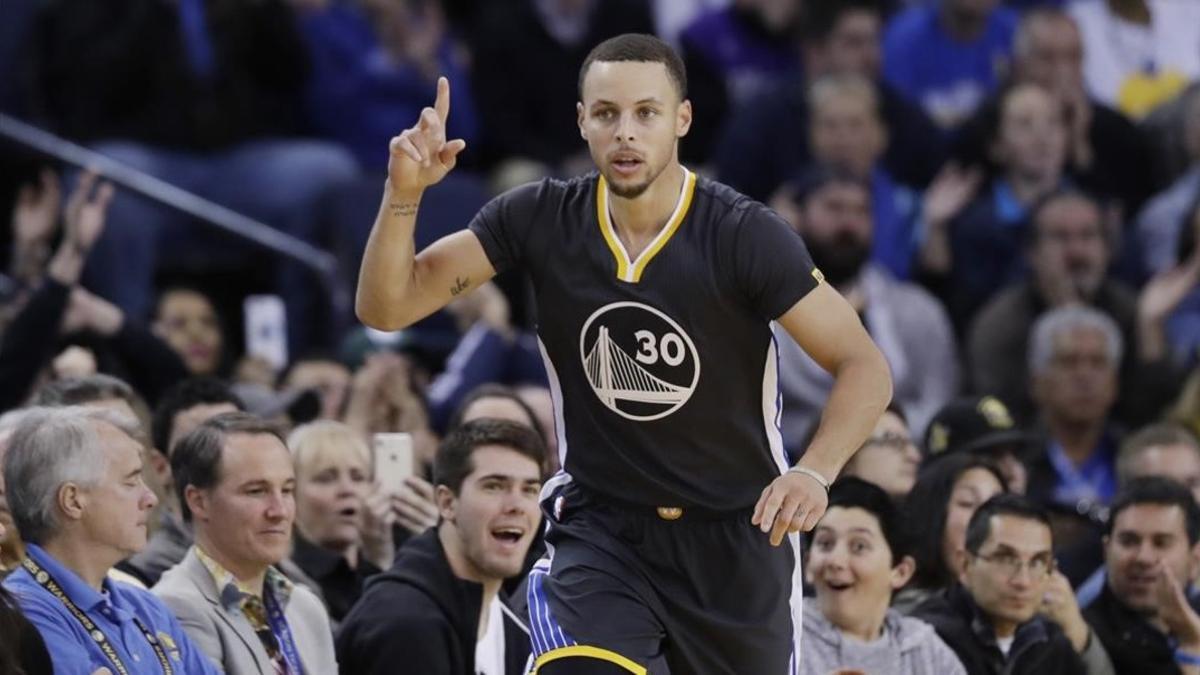 Stephen Curry celebra una canasta en el partido Warriors - Nets