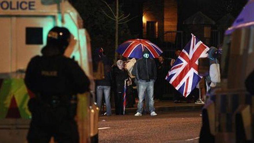 Manifestantes unionistas atacan a la Policía de Belfast